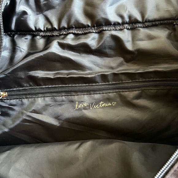 *RARE* Victoria's Secret Black Tote with Pink🌷 & Red 🌺 Floral Pattern - Picture 13 of 17